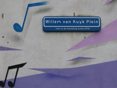 912339 Afbeelding van het niet officiële straatnaambord met de tekst: 'Willem van Kuyk Plein - rots in de branding ...